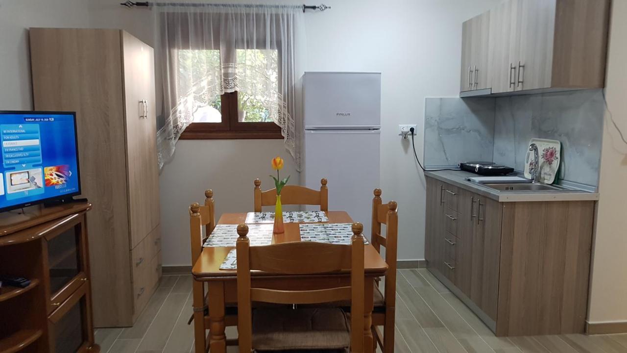 Fyllou Apartment อัสโปรวาลตา ภายนอก รูปภาพ